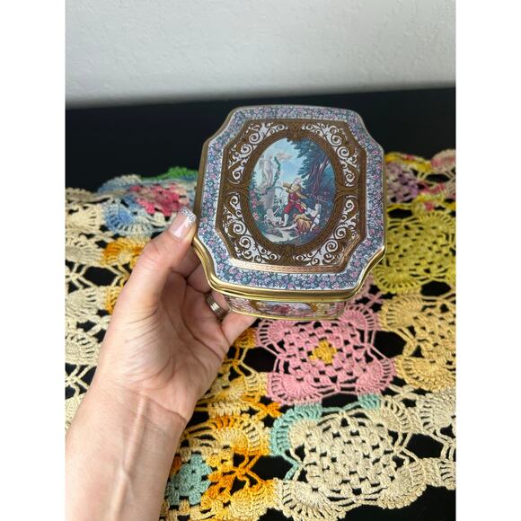 Vtg Decorative Tin with lid- Meister- Victorian Cherubs- regal intricate golden - Picture 3 of 7